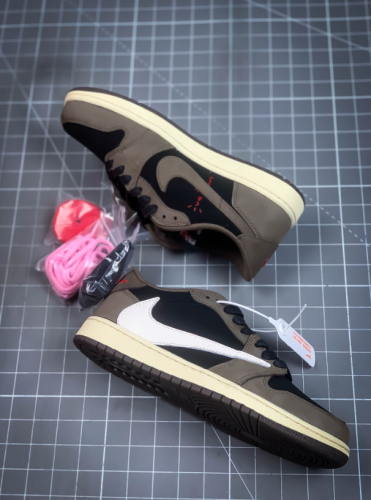  Air Jordans  1 Low  'Travis Scott ' CQ4277-001 photo review